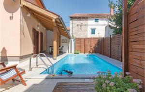 basen na podwórku domu w obiekcie Holiday Home Pula Pomer w Puli