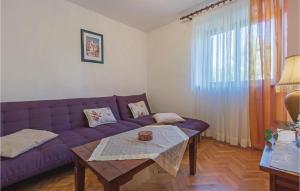 salon z fioletową kanapą i stołem w obiekcie Holiday Home Pula Pomer w Puli