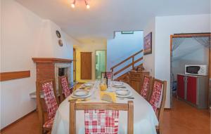 uma sala de jantar com uma mesa com cadeiras e uma lareira em 3 Bedroom Beautiful Home In Pula em Pula