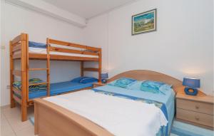 - une chambre avec deux lits superposés et un lit dans l'établissement Amazing Apartment In Supetar With Kitchen, à Supetar