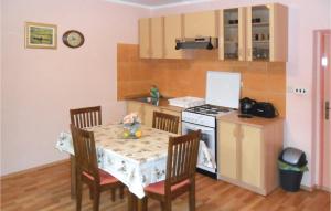 kuchnia ze stołem, krzesłami i kuchenką w obiekcie Lovely Apartment In Orebic With Kitchen w Orebiciu