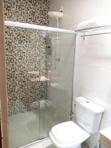 ein Bad mit einem WC und einer Glasdusche in der Unterkunft Flat Recanto do Sertão in Piranhas