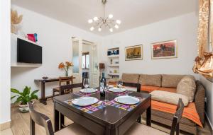 uma sala de estar com uma mesa e um sofá em Nice Home In Opatija With Kitchen em Opatija