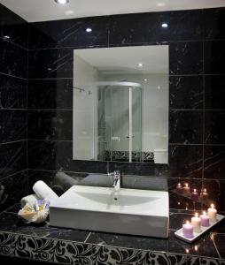 Koupelna v ubytování Aberratio Boutique Hotel + 37 fotografií