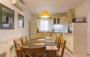kuchnia ze stołem i krzesłami w pokoju w obiekcie Holiday Home Medulin Ii w Medulinie