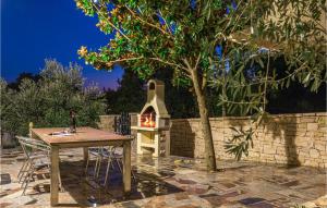 Zahrada ubytování Gorgeous Home In Medulin With Kitchen