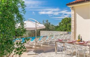 Bazén v ubytování Gorgeous Home In Medulin With Kitchen nebo v jeho okolí