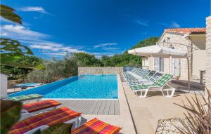 Bazén v ubytování Gorgeous Home In Medulin With Kitchen nebo v jeho okolí + 55 fotografií