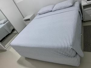 un grande letto bianco in una stanza di Cobertura com jacuzzi e churrasqueira privada - Praia dos Ingleses a Florianópolis Altre 44 foto