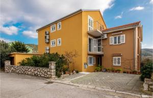 Budova, kde se apartmán nachází + 9 fotografií