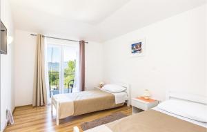 Postel nebo postele na pokoji v ubytování Four-Bedroom Holiday Home In Blato Na Cetini