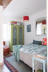 1 dormitorio con 1 cama y armario verde en Maison Léontine, en Bernay