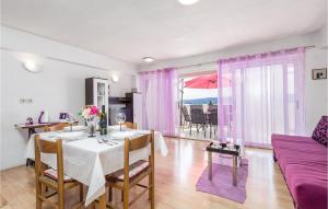 Posedenie v ubytovaní Stunning Apartment In Senj With Kitchen