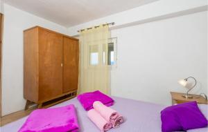 Posteľ alebo postele v izbe v ubytovaní Stunning Apartment In Senj With Kitchen