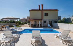 een villa met een zwembad en stoelen en een huis bij Lovely Home In Krnica With House Sea View in Krnica