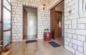 korytarz z ceglaną ścianą i drzwi z beczką w obiekcie Amazing Apartment In Novigrad With Wifi w mieście Novigrad