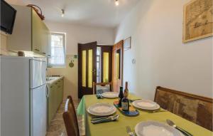 kuchnia ze stołem oraz kuchnia z lodówką w obiekcie Amazing Apartment In Novigrad With Wifi w mieście Novigrad