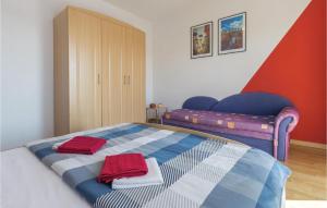 Łóżko lub łóżka w pokoju w obiekcie Amazing Apartment In Novigrad With Wifi