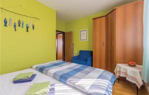 Łóżko lub łóżka w pokoju w obiekcie Amazing Apartment In Novigrad With Wifi