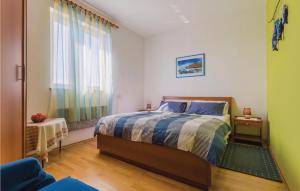 Łóżko lub łóżka w pokoju w obiekcie Amazing Apartment In Novigrad With Wifi