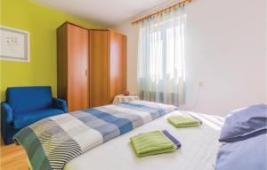 Łóżko lub łóżka w pokoju w obiekcie Amazing Apartment In Novigrad With Wifi