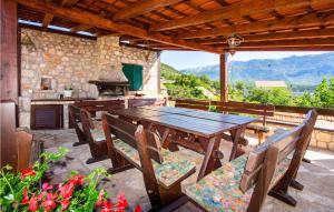 una mesa de madera y sillas en un patio en 7 Bedroom Gorgeous Home In Grabovac, en Grabovac