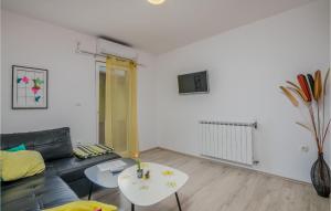 TV a/nebo společenská místnost v ubytování Cozy Apartment In Vrbnik With Wifi