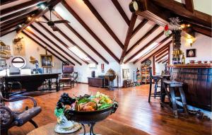 una sala de estar con un plato de comida en una mesa en 7 Bedroom Gorgeous Home In Grabovac, en Grabovac