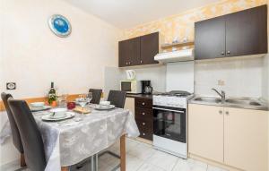 Η κουζίνα ή μικρή κουζίνα στο Cozy Home In Klada With Kitchen
