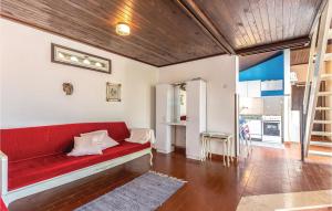salon z czerwoną kanapą w pokoju w obiekcie 2 Bedroom Beautiful Home In Kraljevica w mieście Kraljevica