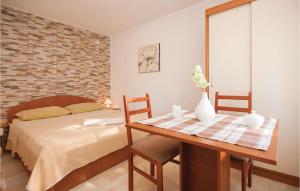 ein Schlafzimmer mit einem Bett und einem Holztisch mit einem Tisch in der Unterkunft Apartment Raslina Lxvii in Raslina