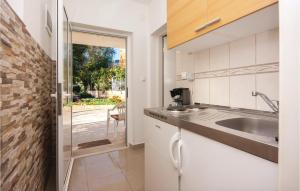 eine Küche mit Spüle und Theke in der Unterkunft Apartment Raslina Lxvii in Raslina