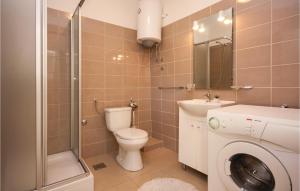 Ein Badezimmer in der Unterkunft Apartment Raslina Lxvii