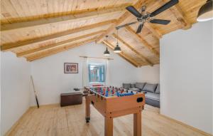 Zimmer mit Tischfußball und Decke in der Unterkunft Stunning Home In Unije With Wifi in Unije