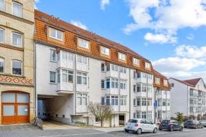 Un edificio de apartamentos con coches aparcados delante. en CASSEL LOFTS - Stylisches Dschungel-Studio nähe Uni & Klinikum, en Kassel