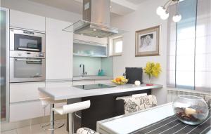 Kjøkken eller kjøkkenkrok på Lovely Apartment In Supetar With Wifi