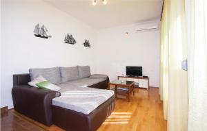 Televízia a/alebo spoločenská miestnosť v ubytovaní One-Bedroom Apartment In Sibenik
