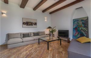 a living room with a couch and a tv at Awesome Home In Labin With Kitchen in Labin