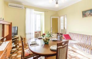 salon ze stołem i kanapą w obiekcie Apartment Valtursko Polje I w mieście Loborika