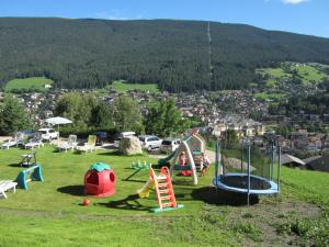 un parque con un montón de equipos de juegos en una colina en Hotel Ronce en Ortisei
