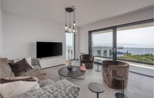 ein Wohnzimmer mit einem Sofa, Stühlen und einem TV in der Unterkunft Gorgeous Apartment In Kostrena With Kitchen in Kostrena