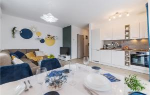 une cuisine et un salon avec une table et un canapé dans l'établissement 1 Bedroom Amazing Apartment In Peroj, à Peroj