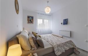 une chambre avec un lit et un canapé avec des oreillers dans l'établissement 1 Bedroom Amazing Apartment In Peroj, à Peroj