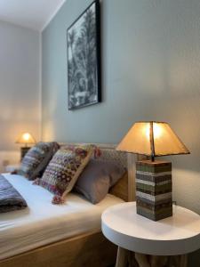 Postel nebo postele na pokoji v ubytování CASSEL LOFTS - Stylisches Dschungel-Studio nähe Uni & Klinikum
