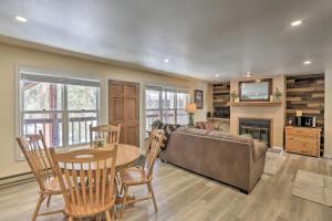 een woonkamer met een bank en een tafel bij Walk to Marina Rustic Grand Lake Retreat! in Grand Lake