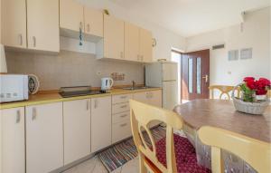 O bucătărie sau chicinetă la Nice Apartment In Privlaka With Wifi