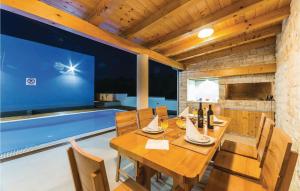 Πισίνα στο ή κοντά στο Two-Bedroom Apartment In Veli Rat