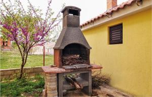 um forno de tijolos sentado fora de uma casa em 4 Bedroom Awesome Home In Krusevo em Anić