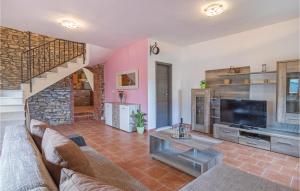 un soggiorno con un divano e una TV di 4 Bedroom Cozy Home In Liznjan a Ližnjan (Lisignano)
