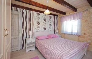 Postel nebo postele na pokoji v ubytování Four-Bedroom Holiday Home Zmijavci With A Fireplace 09